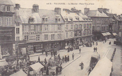 CPA50VLG25101721 - Philatelie - Carte postale ancienne Le Marché de la Place Vicq-d'Azir à Valognes - Cartes postales anciennes de collection