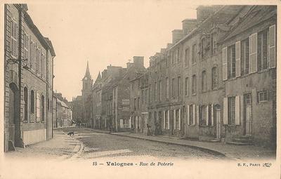 CPA50VLG60913-3 - Philatélie - Carte postale ancienne de Valognes Rue de Poterie - Cartophilie - Cartes postales de collection