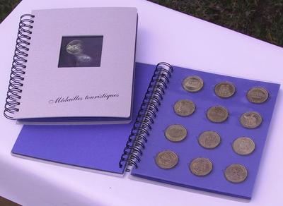 ID7807 - Philatélie 50 - album de marque SAFE pour médailles touristiques - matériel pour jetons touristiques